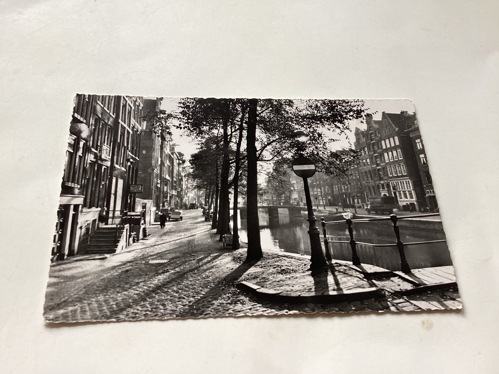 Oude ansichtkaart Amsterdam O.Z. Voorburgwal, Ophalen of Verzenden, 1940 tot 1960, Ongelopen, Noord-Holland