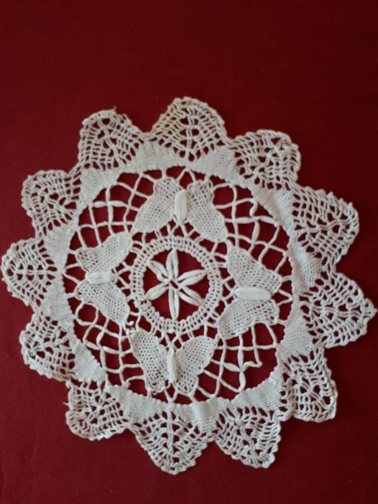 Een  mooi fijn frivolite wit kleedje diam.20 cm met vlinders, Antiek en Kunst, Ophalen of Verzenden