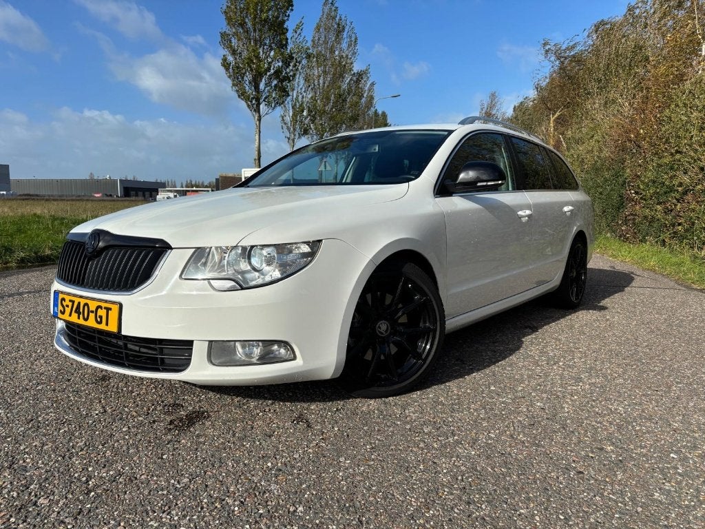Skoda Superb 2.0 TDI 170pk DSG-6 2013, Auto's, Stof, 1800 kg, Zwart, Wit