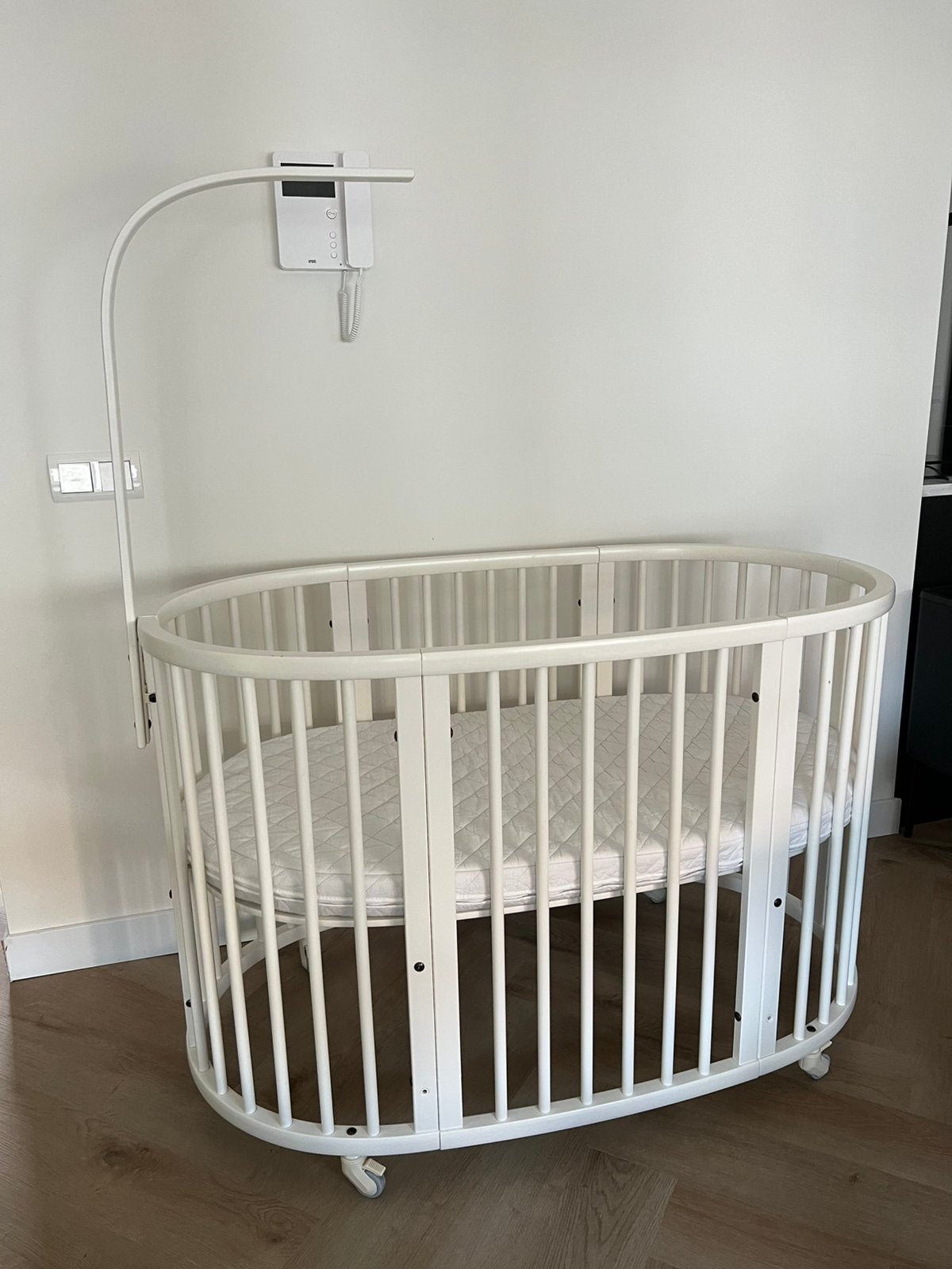 Stokke Sleepi ledikant – incl matras, hoeslakens en piekstok, Ophalen, Zo goed als nieuw, Ledikant