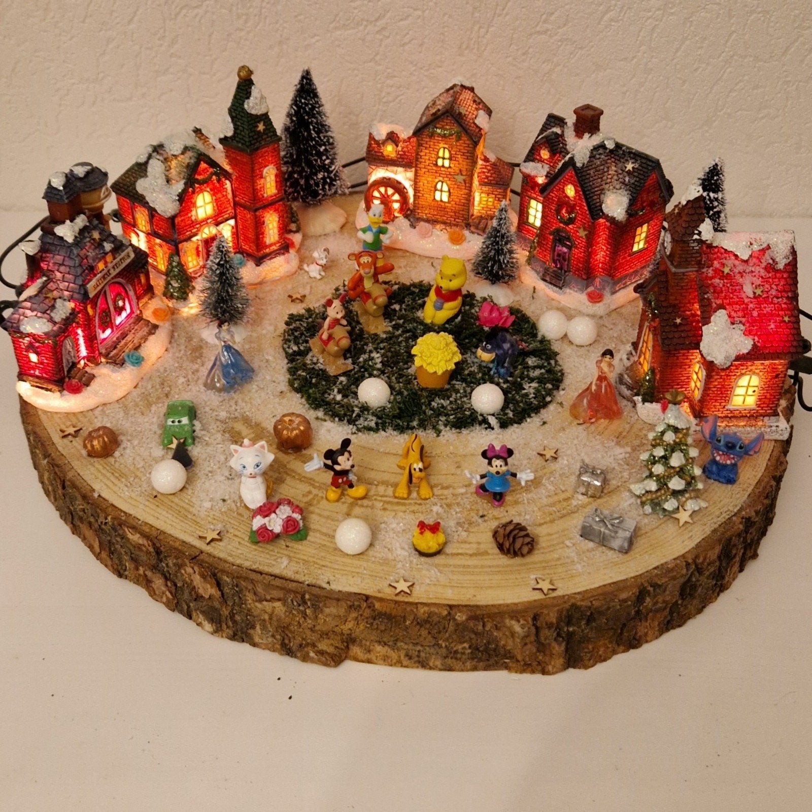 Prachtig groot kerstdorp op boomstam met o.a
Stitch.winnie., Diversen, Kerst, Ophalen of Verzenden