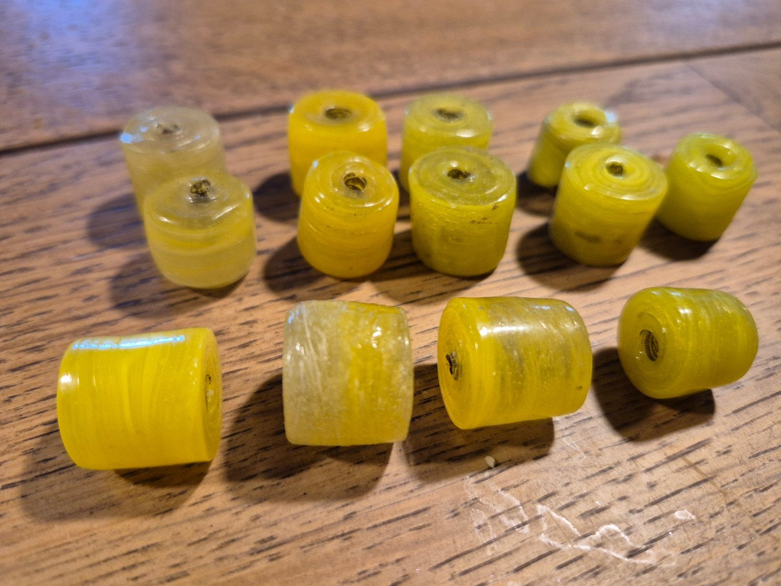 Set van 11 grote gele Ingi Boka? glaskralen  NOS / Handwerk, Hobby en Vrije tijd, Kralen en Sieraden maken, Ophalen of Verzenden