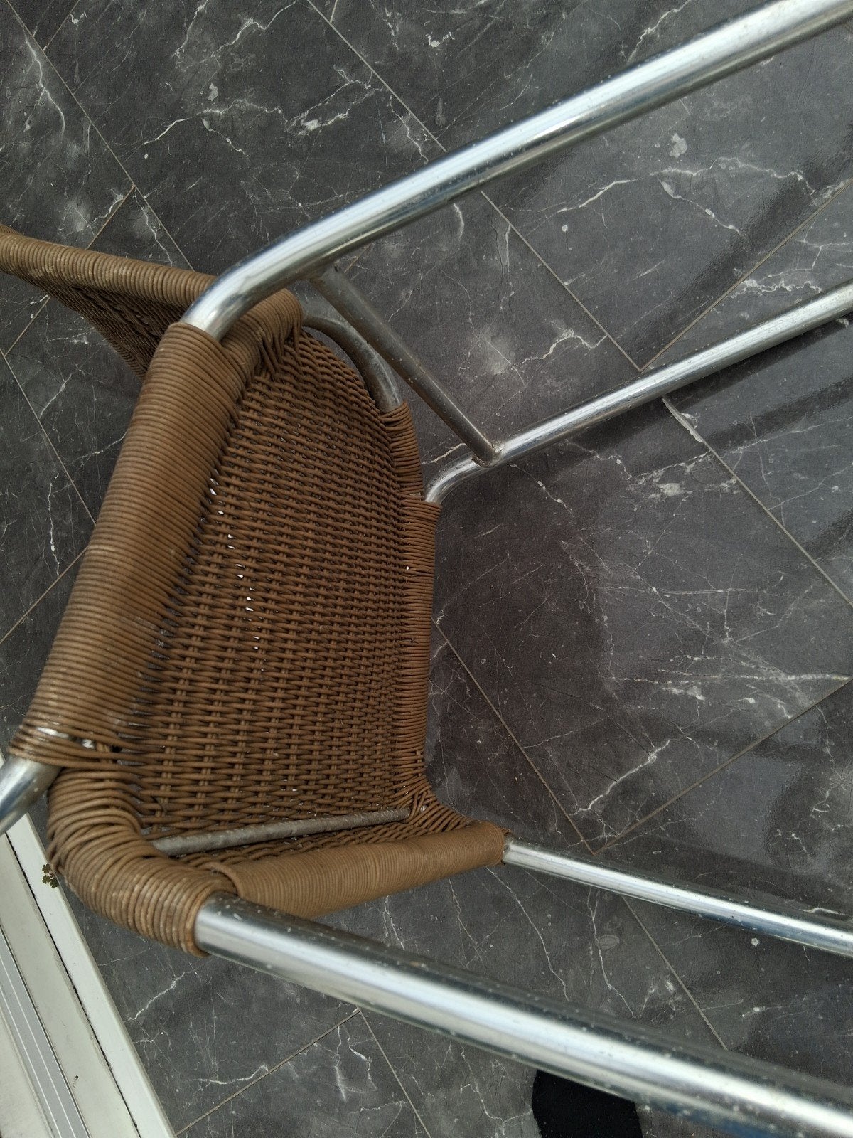 Rotan stoel met metalen frame 5 stukken, Huis en Inrichting, Stoelen, Ophalen, Gebruikt, Bruin, Modern, Rotan