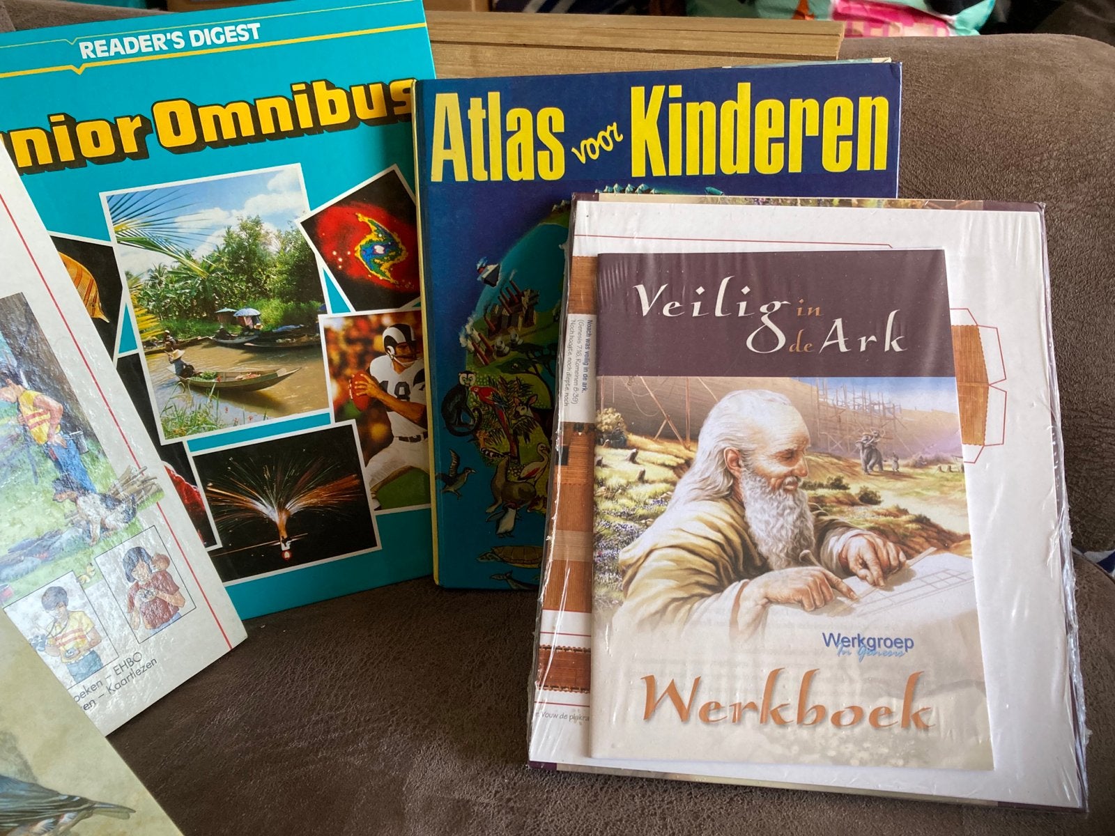 Diverse boeken: Junior Omnibus, Atlas, Veilig in de Ark, Ophalen of Verzenden, Zo goed als nieuw, Non-fictie