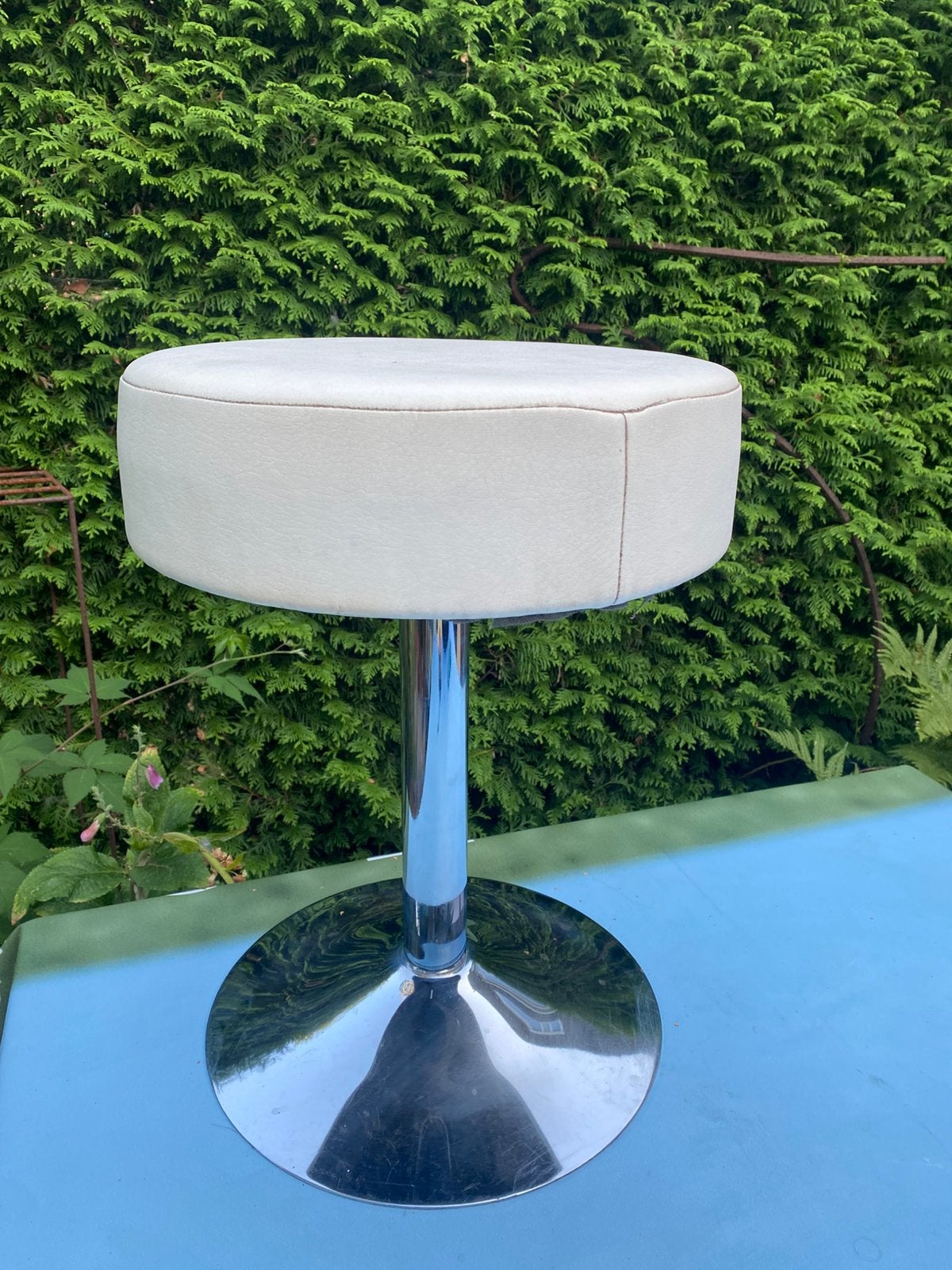 Krukje 45 cm hoog verchroomde trompetvoet rond wit skai leer, Ophalen of Verzenden, In hoogte verstelbaar, Gebruikt, Overige materialen