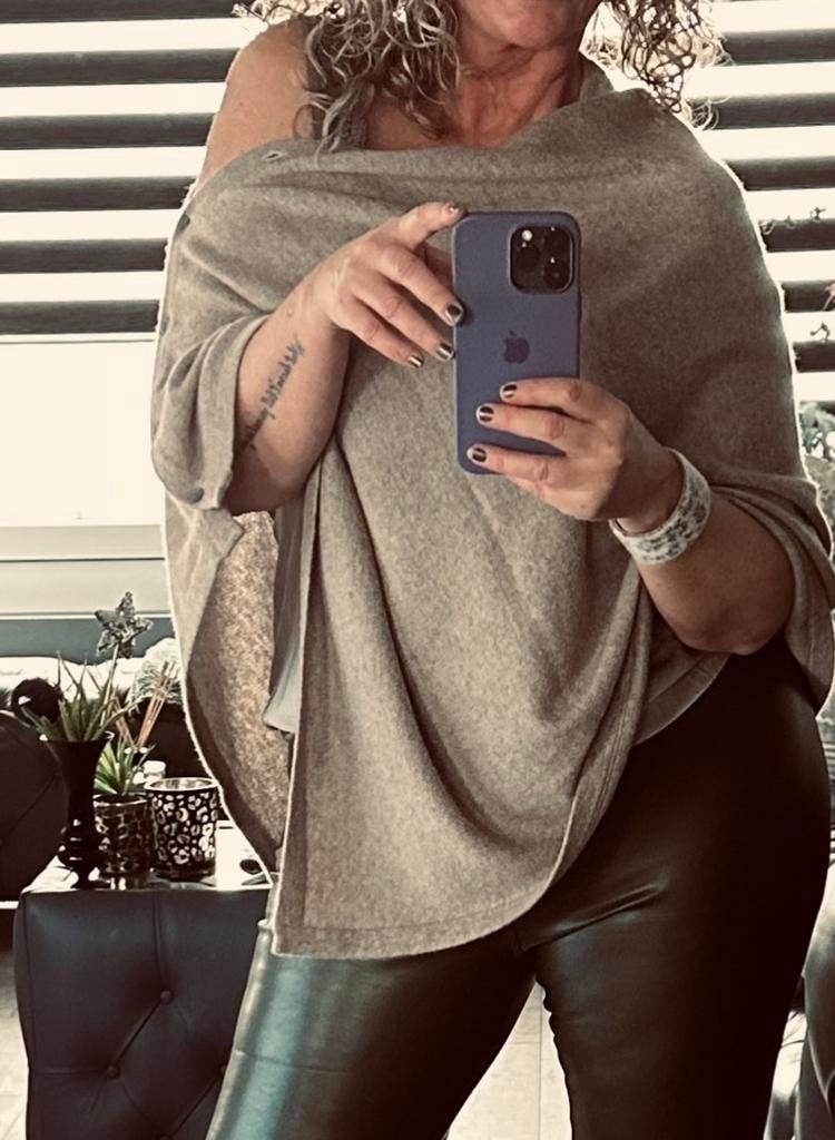 Rosemunde poncho , one size, Kleding | Dames, Truien en Vesten, Ophalen of Verzenden, Zo goed als nieuw, Maat 42/44 (L), Beige