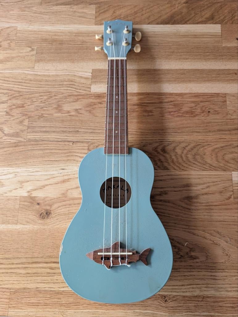 Makala Ukelele - Lichtblauw met uniek visdetail, Verzenden