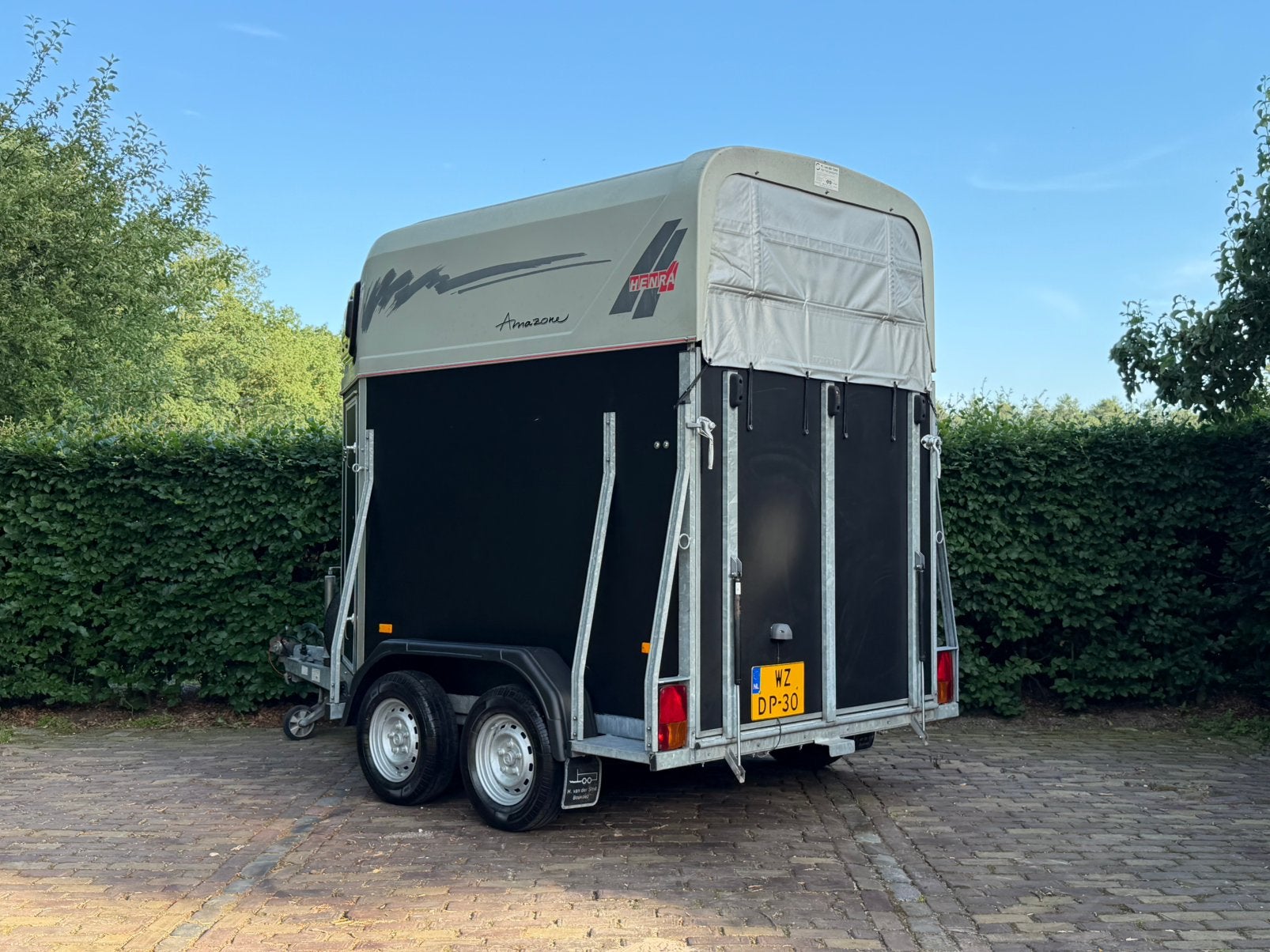 Nieuwstaat 2 paards henra met zadelkast en aluminium vloer, Ophalen, Aluminium, Zo goed als nieuw, 2-paards trailer