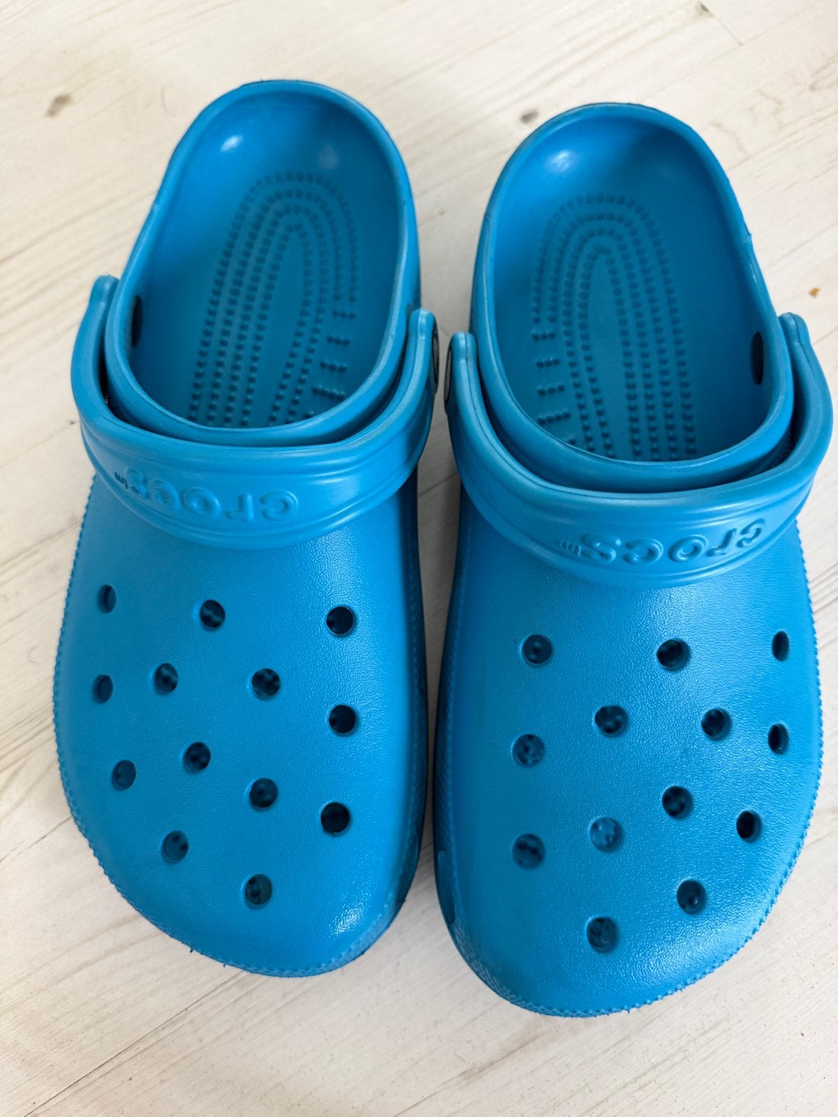 Mooie blauwe Crocs 41/42, Kleding | Dames, Schoenen, Ophalen of Verzenden, Zo goed als nieuw, Blauw, Slippers