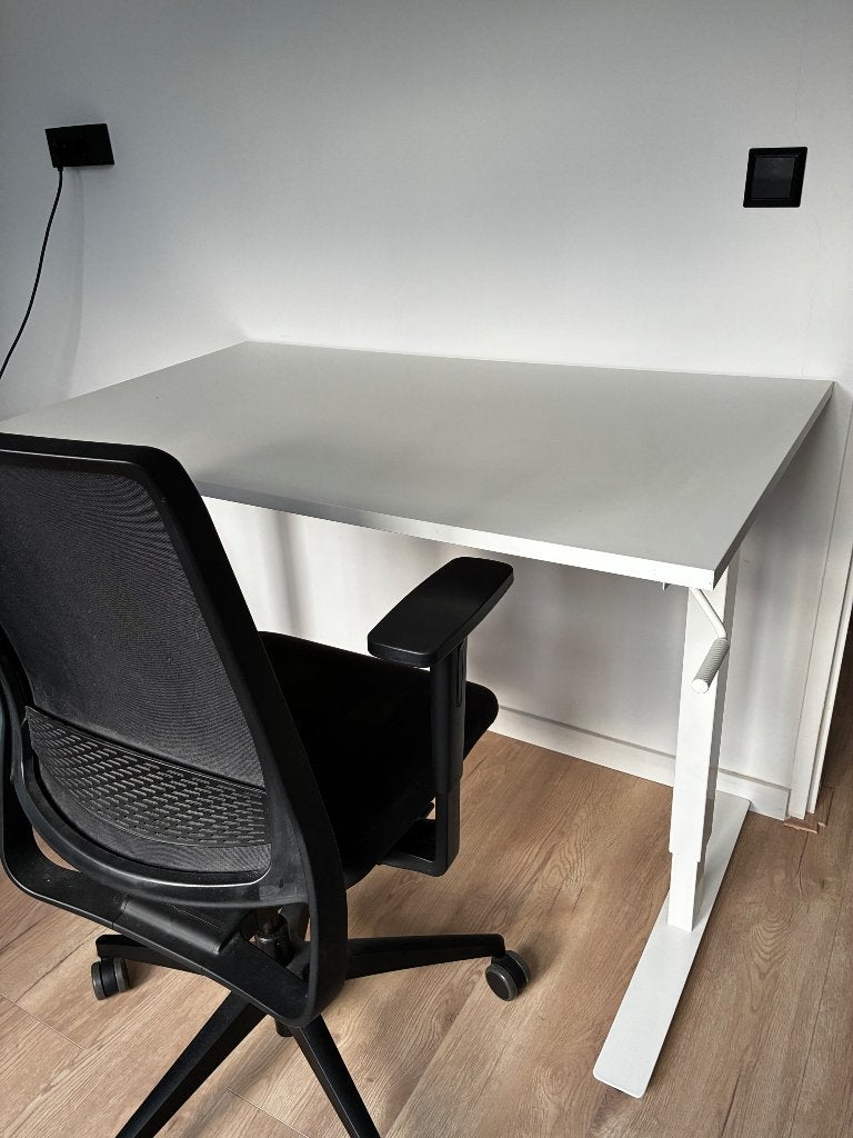 Wit zit-sta bureau (bijna zo goed als nieuw!), Ophalen, Zit-sta bureau, Zo goed als nieuw, 70 cm