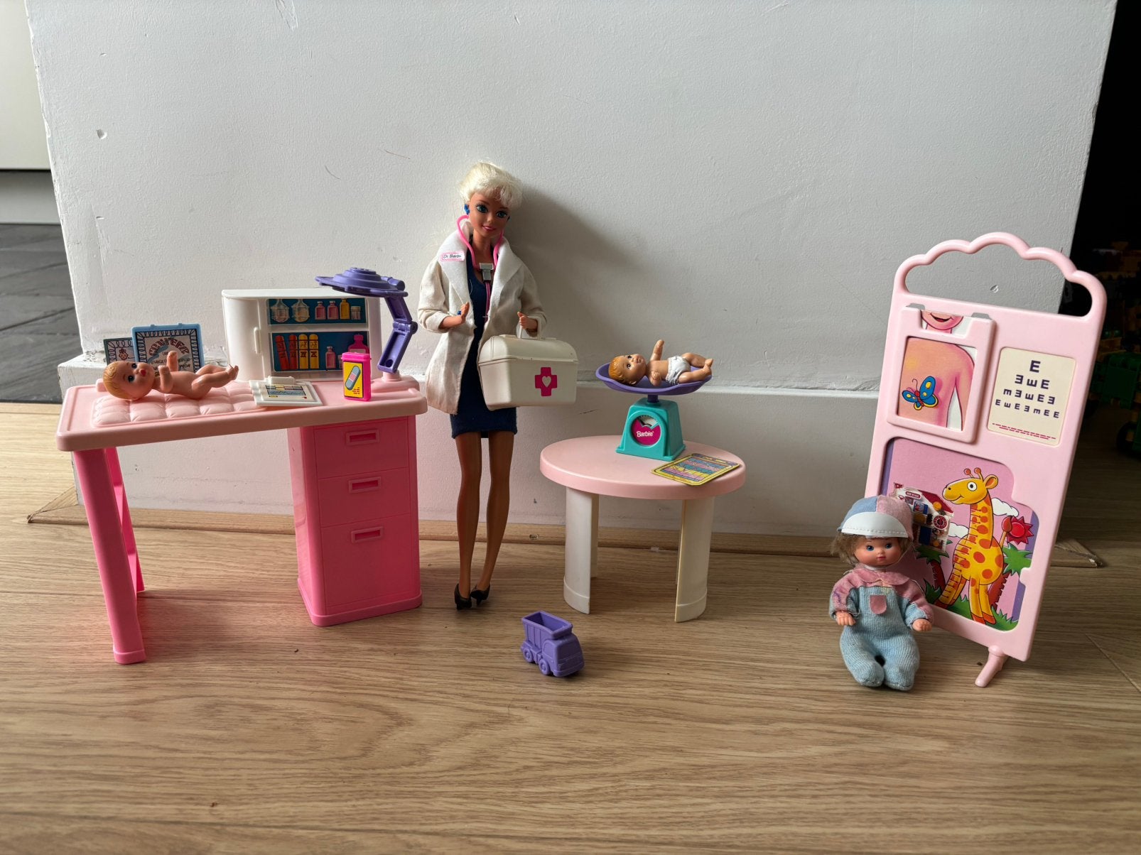 Orginele barbie kinderarts met praktijk, Kinderen en Baby's, Ophalen of Verzenden, Zo goed als nieuw, Barbie