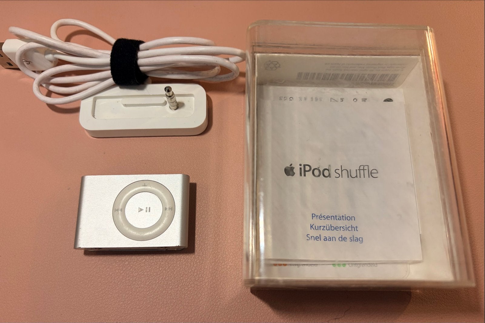 iPod Shuffle (werking onbekend, laadt wel op), Gebruikt, Shuffle, Zilver, Minder dan 2 GB