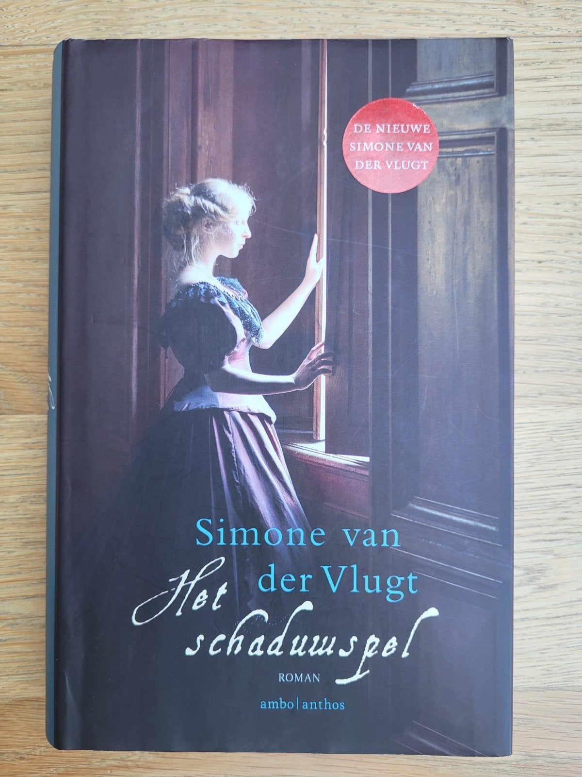 Het Schaduwspel - Simone van der Vlugt (Roman), Ophalen of Verzenden, Zo goed als nieuw, Simone van der Vlugt, Nederland