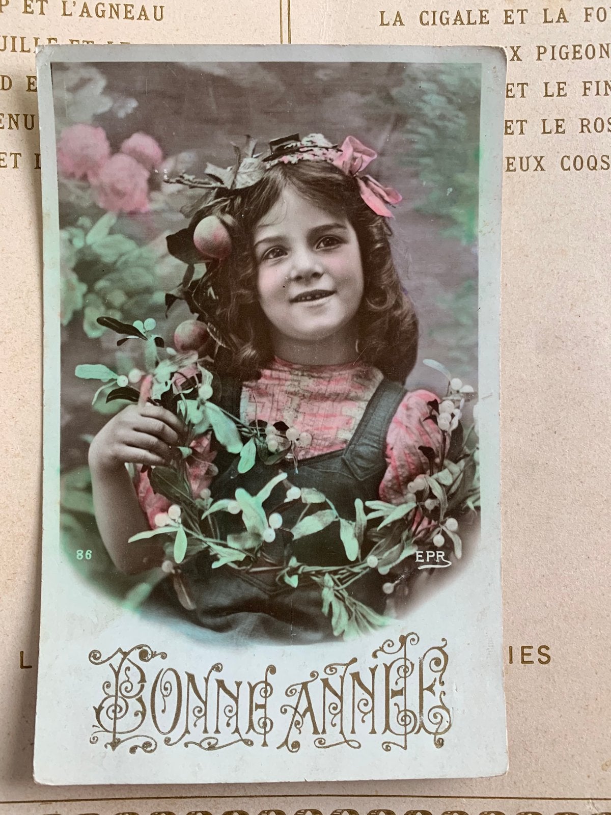 1909 Bonne Année - meisje met mistletoe, Verzamelen, Ansichtkaarten | Themakaarten, Ophalen of Verzenden, Voor 1920, Gelopen, Feest(dag)