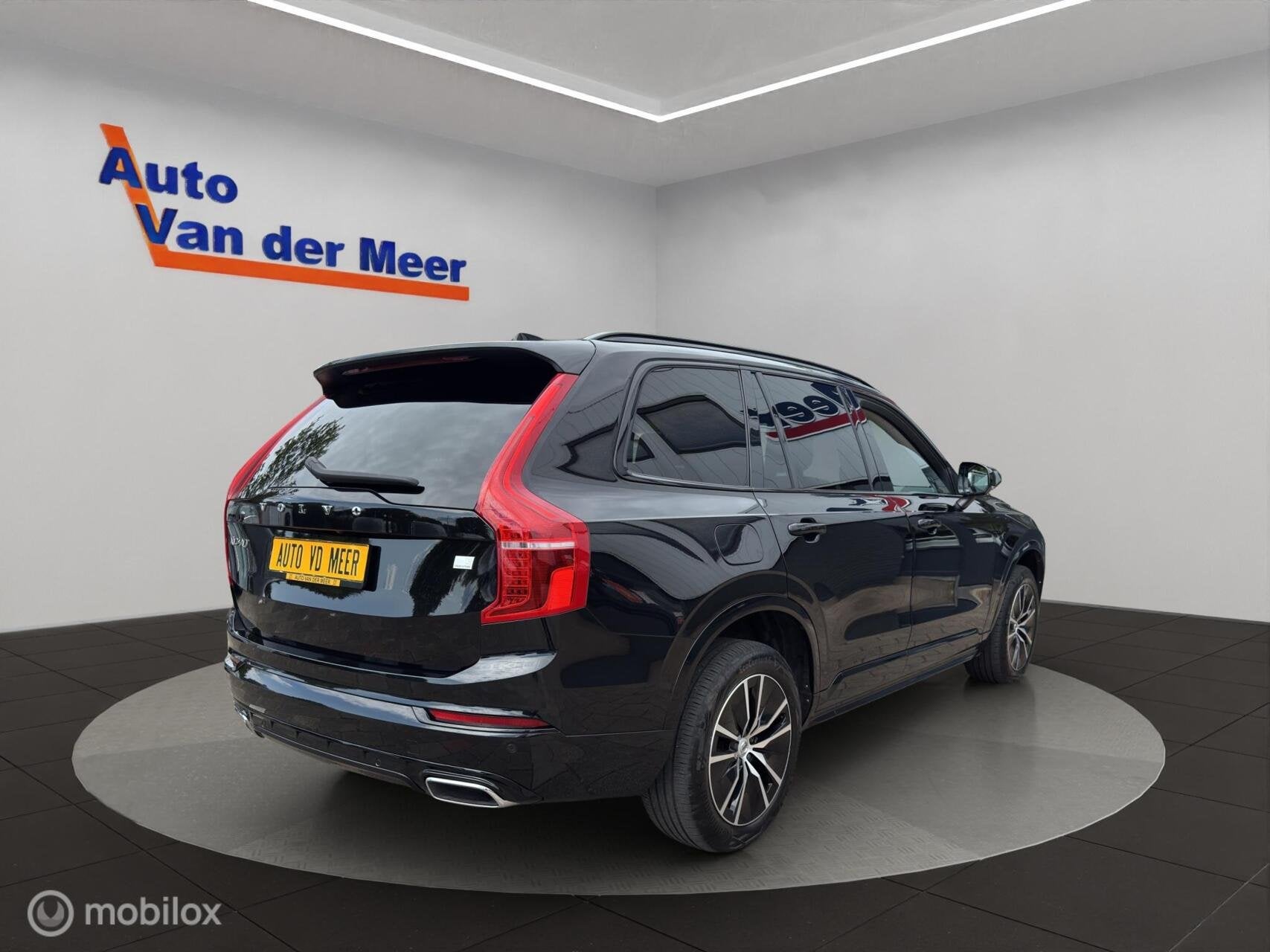 Volvo XC90 2.0 T8 Recharge AWD R-Design, Zwart, 4 cilinders, 7 stoelen, Zwart