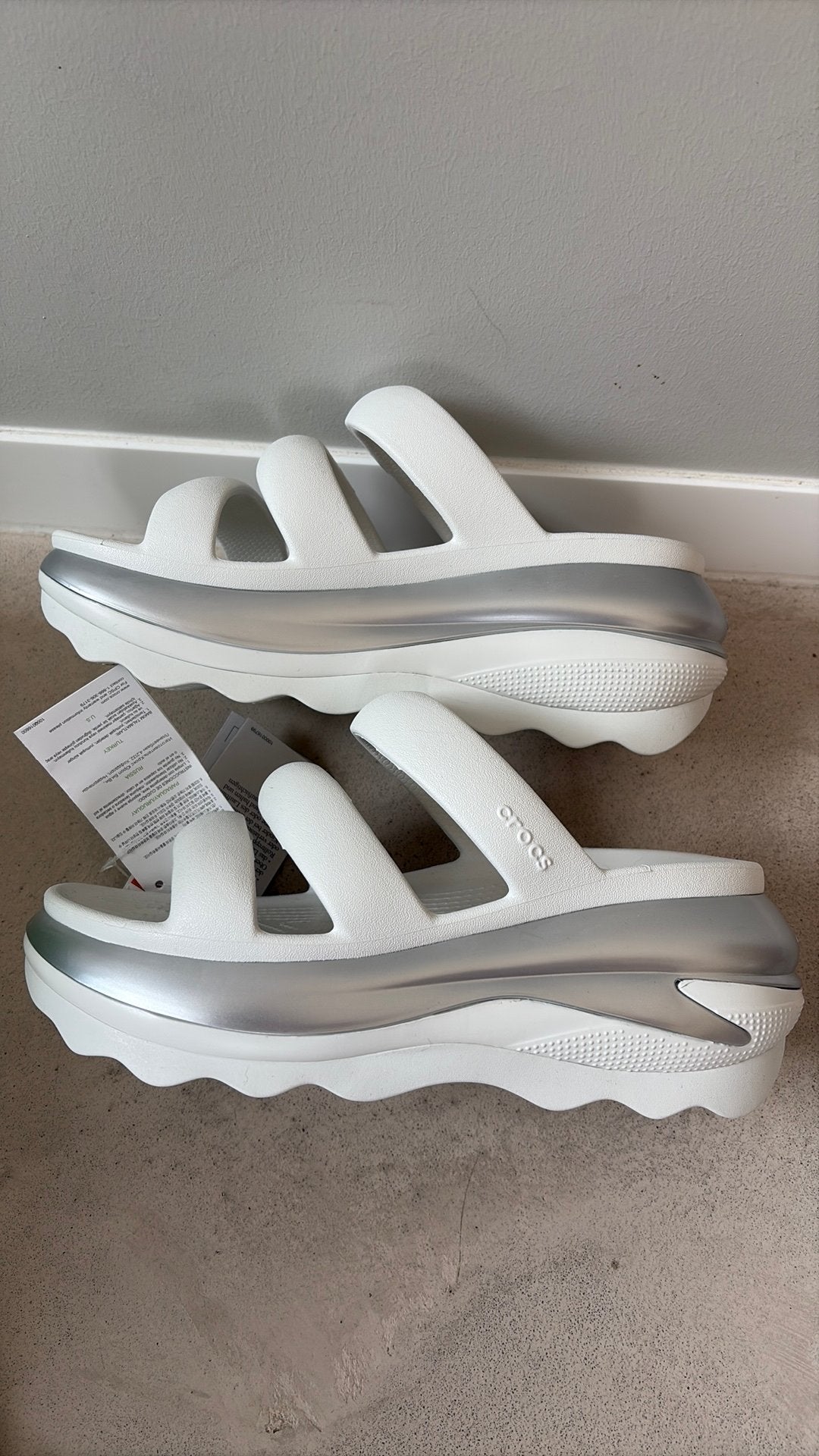 Crocs wit mega crush metallic triple strap instapper 37/38, Ophalen of Verzenden, Nieuw, Wit, Instappers
