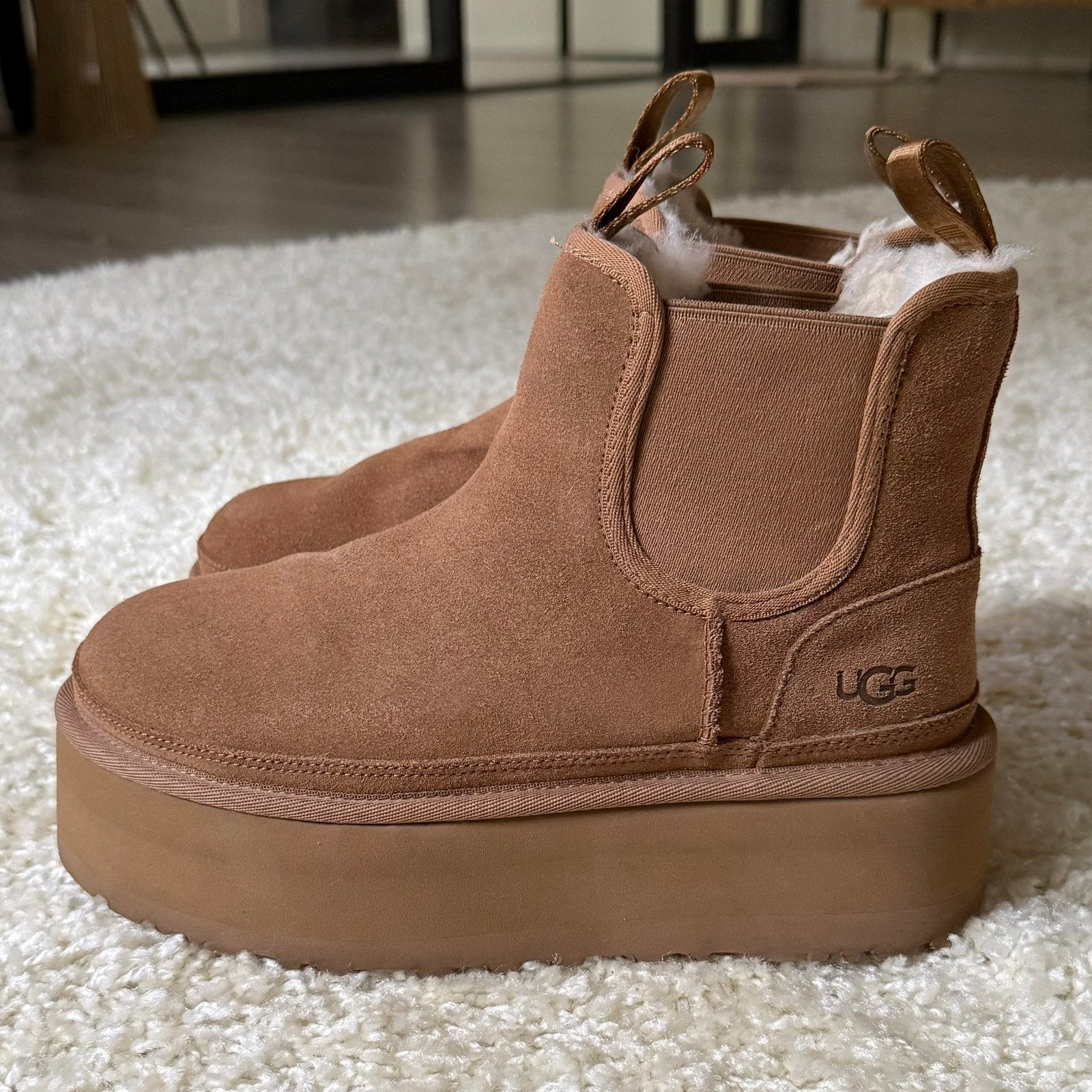 UGG Neumel Platform Chelsea maat 38, Bruin, Lage of Enkellaarzen, Ophalen of Verzenden, Gedragen