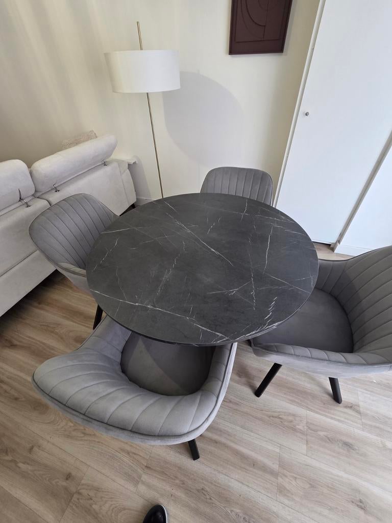 Round table MARIEDAMM with chairs. Tafel met stoelen., Ophalen, Rond, Zo goed als nieuw, Minder dan 50 cm