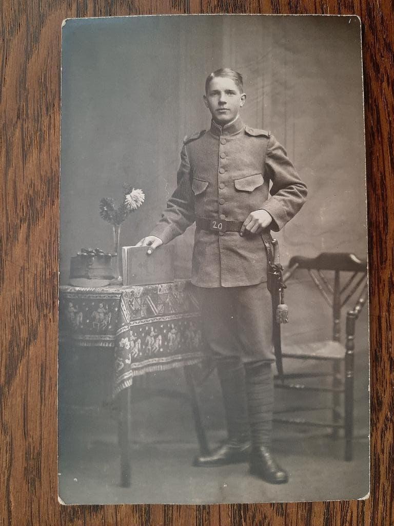 oude foto WO1 Nederlandse militair met Klewang, kwast, kepie, Ophalen of Verzenden, X, Foto of Poster, Nederland
