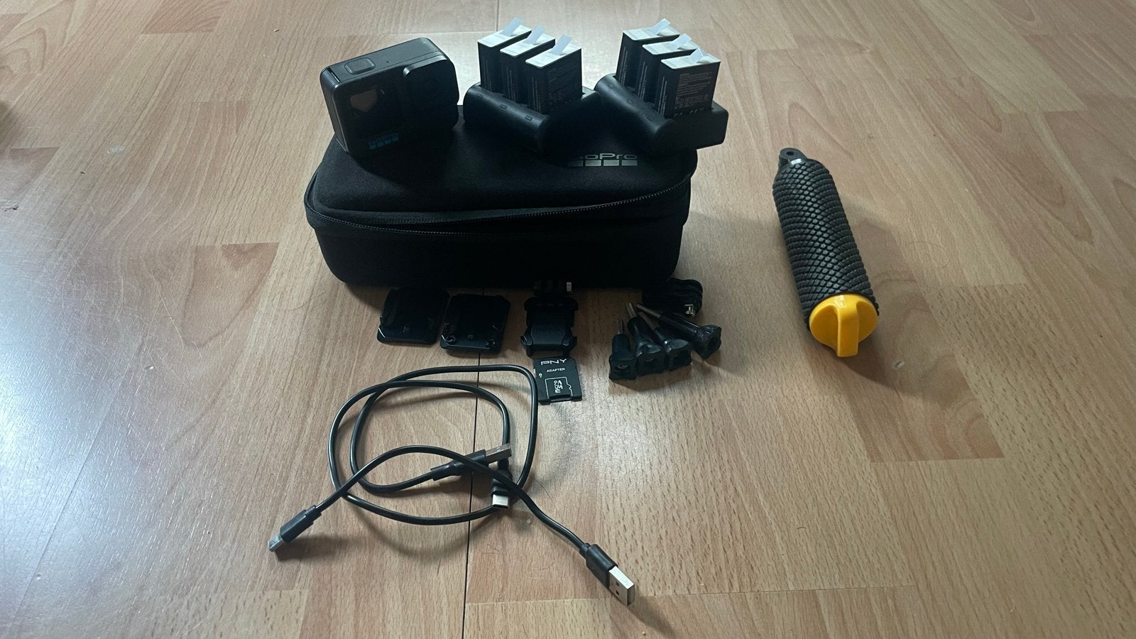 GoPro Hero 11 Black met veel accessoires en 6 ext batterijen, Audio, Tv en Foto, Actiecamera's, Ophalen of Verzenden, Zo goed als nieuw