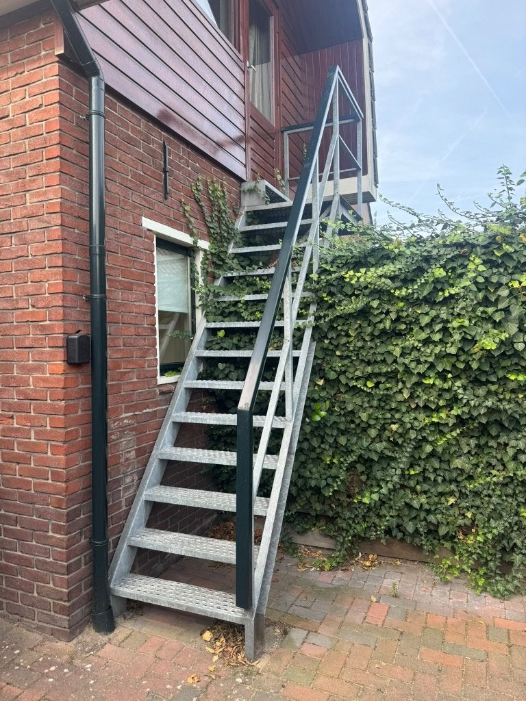 Stevige metalen trap met bordes, Doe-het-zelf en Verbouw, Ophalen, Zo goed als nieuw, Trap, 2 tot 4 meter