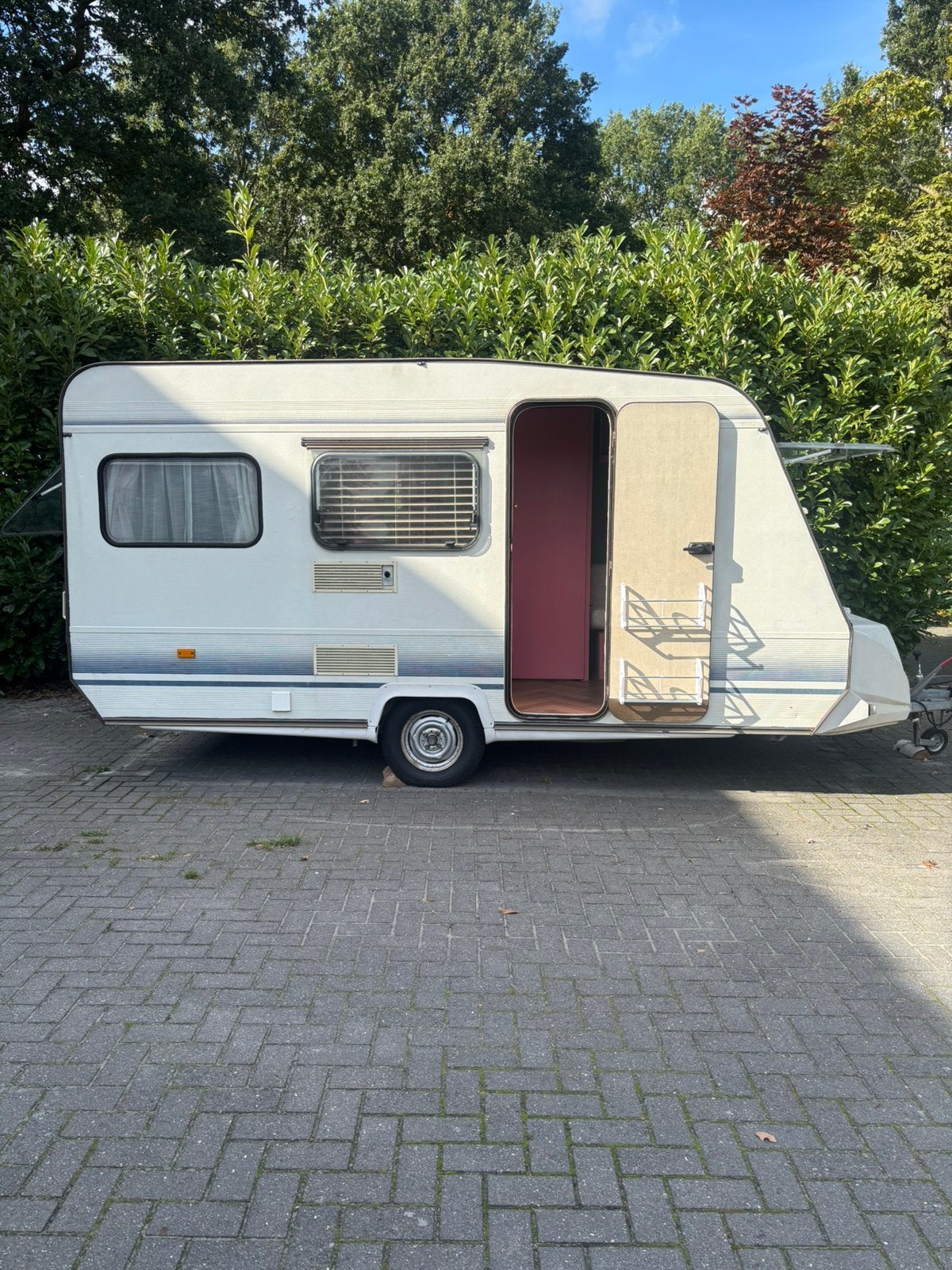 Adria Caravan 1991 - Opgeknapt met Voortent, Koelkast, Particulier, Adria, 500 - 750 kg