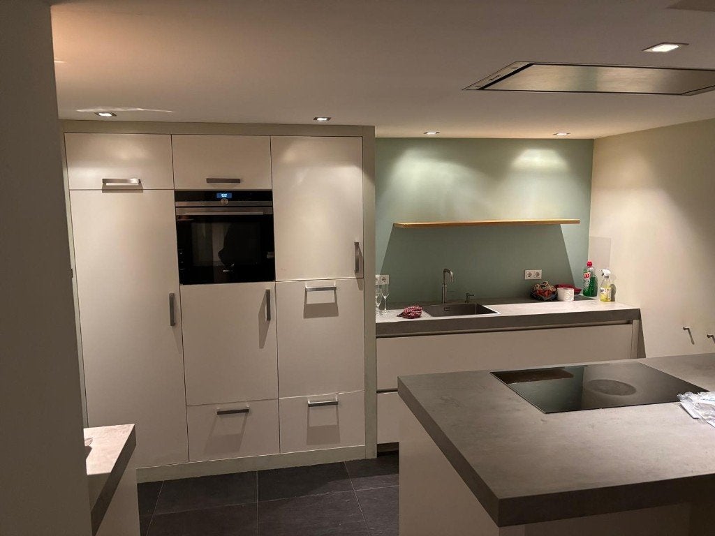 Moderne keuken met eiland, Quooker en Siemens apparatuur, Huis en Inrichting, Ophalen, Gebruikt, Wit, Overige typen