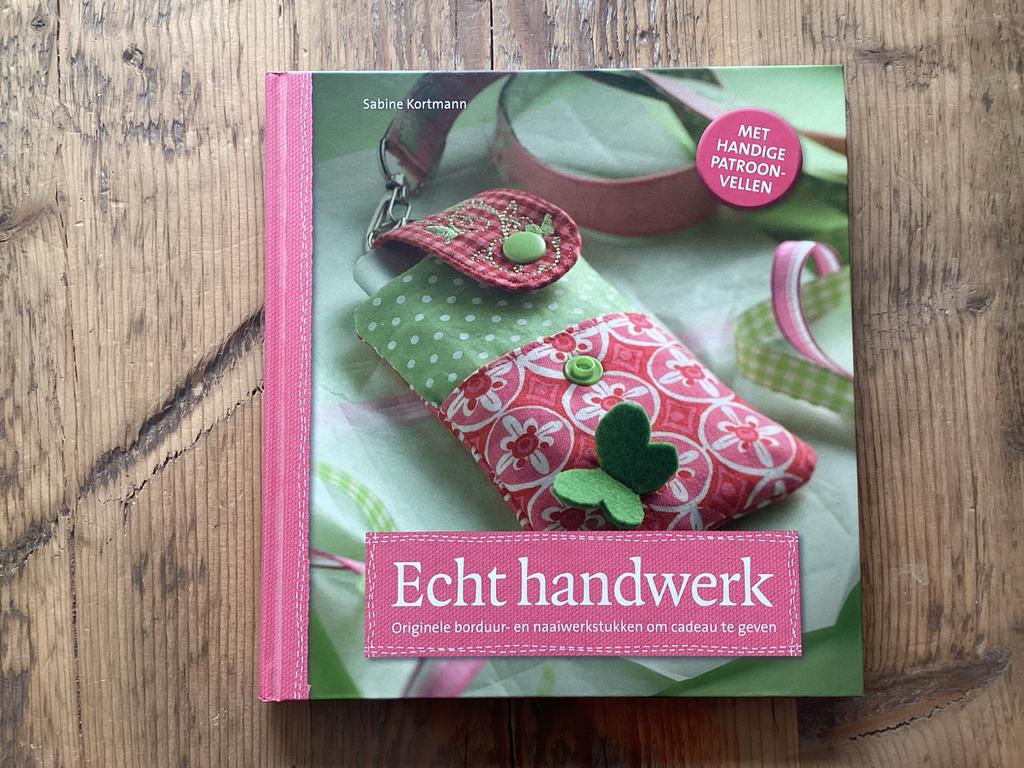 Echt handwerk: Originele borduur- en naaiwerkstukken, Boeken, Hobby en Vrije tijd, Zo goed als nieuw, Borduren en Naaien, Ophalen of Verzenden