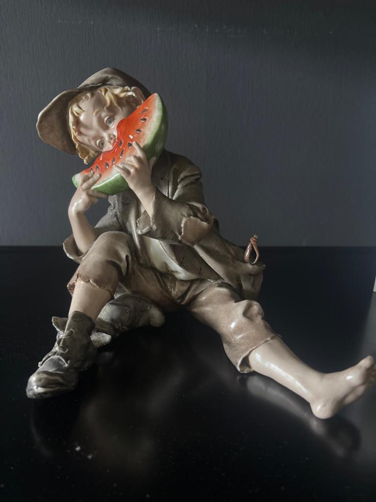 Vintage Capodimonte beeldje jongen met watermeloen, Ophalen of Verzenden