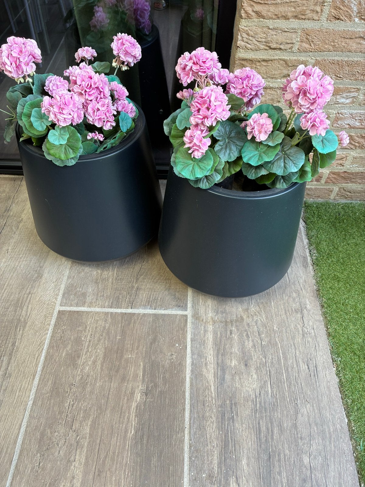 Zwarte kunststof bloempot met bloemen, H44 D34 cm, Tuin en Terras, Kunststof, Rond, Binnen, Zo goed als nieuw