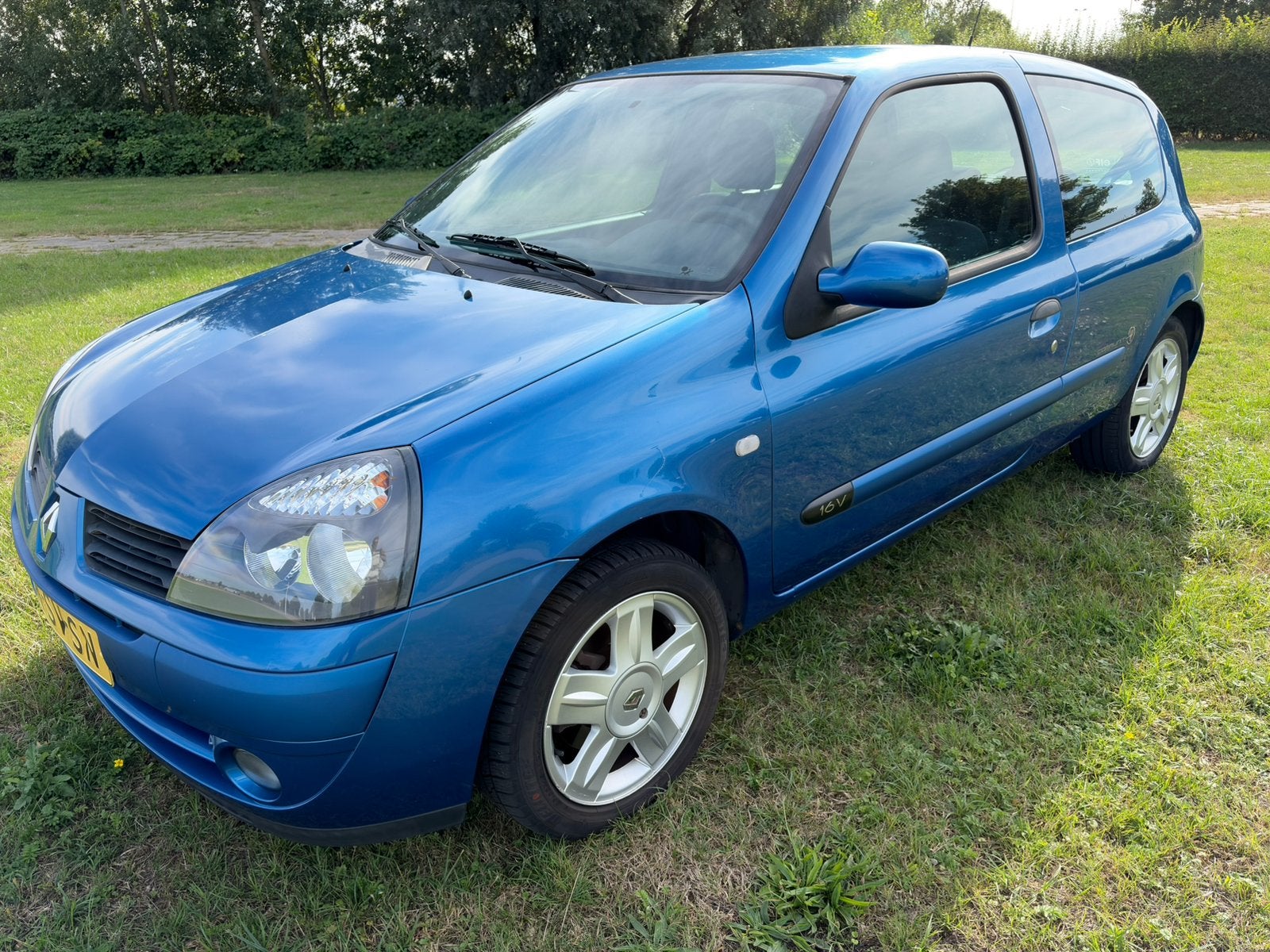 IN TOPSTAAT: Renault Clio 1.2 3-drs 2006, Airco, 88.757km!!, Voorwielaandrijving, Stof, 31 €/maand, Blauw