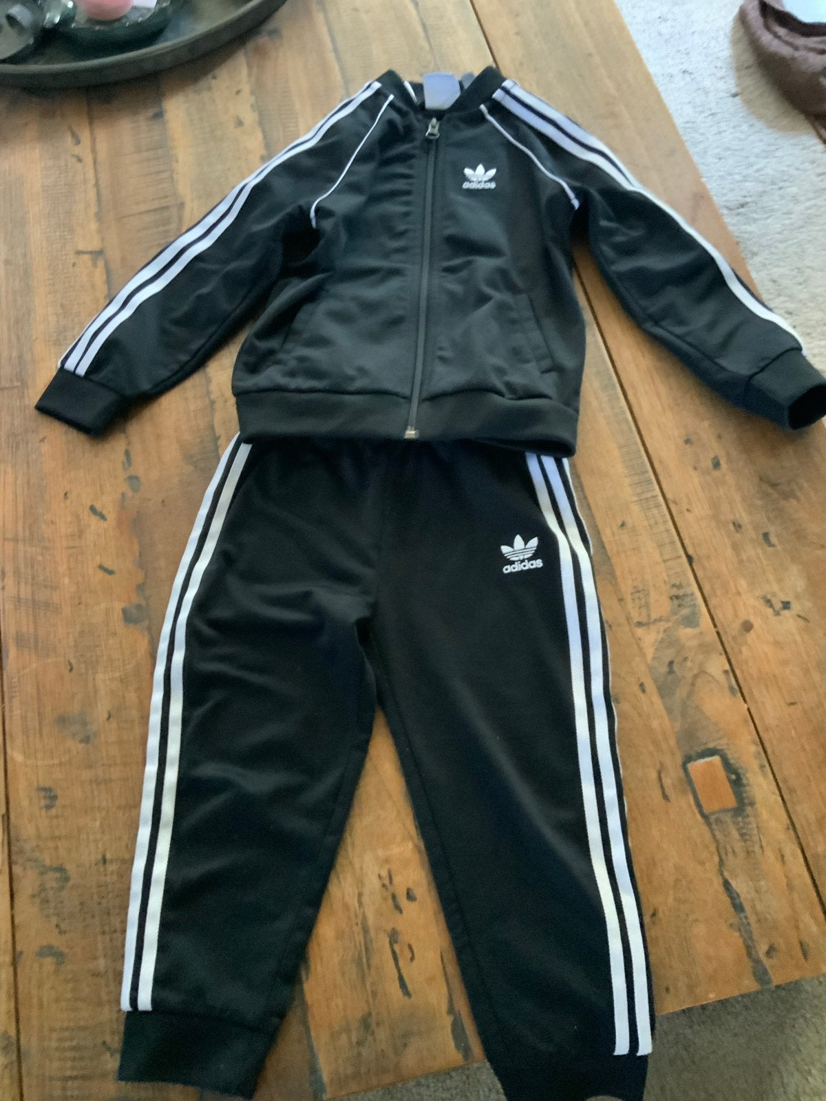 Adidas trainingspak zwart maat 98, Ophalen, Zo goed als nieuw, Jongen of Meisje