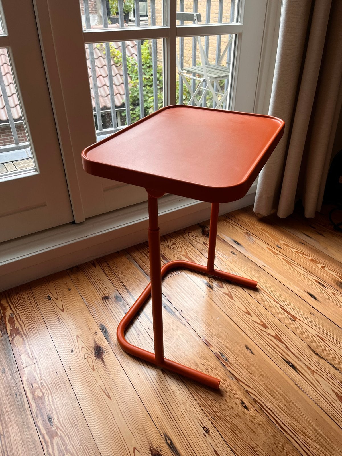 Ikea BJORKASEN Oranje / laptoptafel - Zo goed als nieuw, Huis en Inrichting, Ophalen, Minder dan 55 cm, Metaal of Aluminium, Zo goed als nieuw