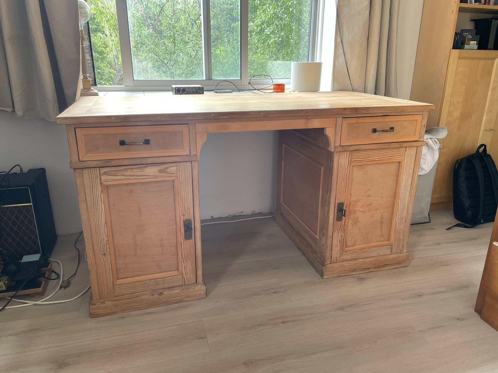 Massief houten bureau met opbergruimte, Huis en Inrichting, Bureaus, Ophalen, Overige typen, Gebruikt, Bruin