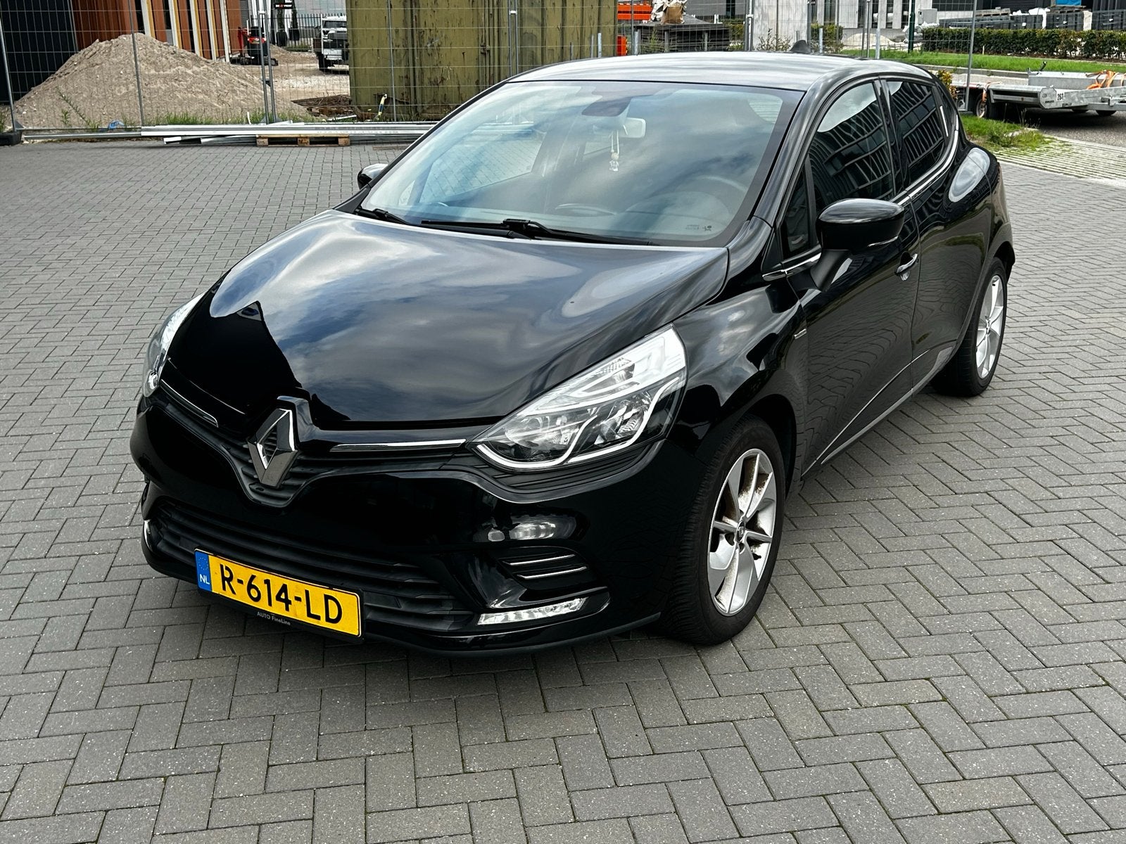 Renault Clio 1.2 16V Limited | 82.000 km | Navi | Climate |, Auto's, Voorwielaandrijving, Stof, 565 kg, Zwart