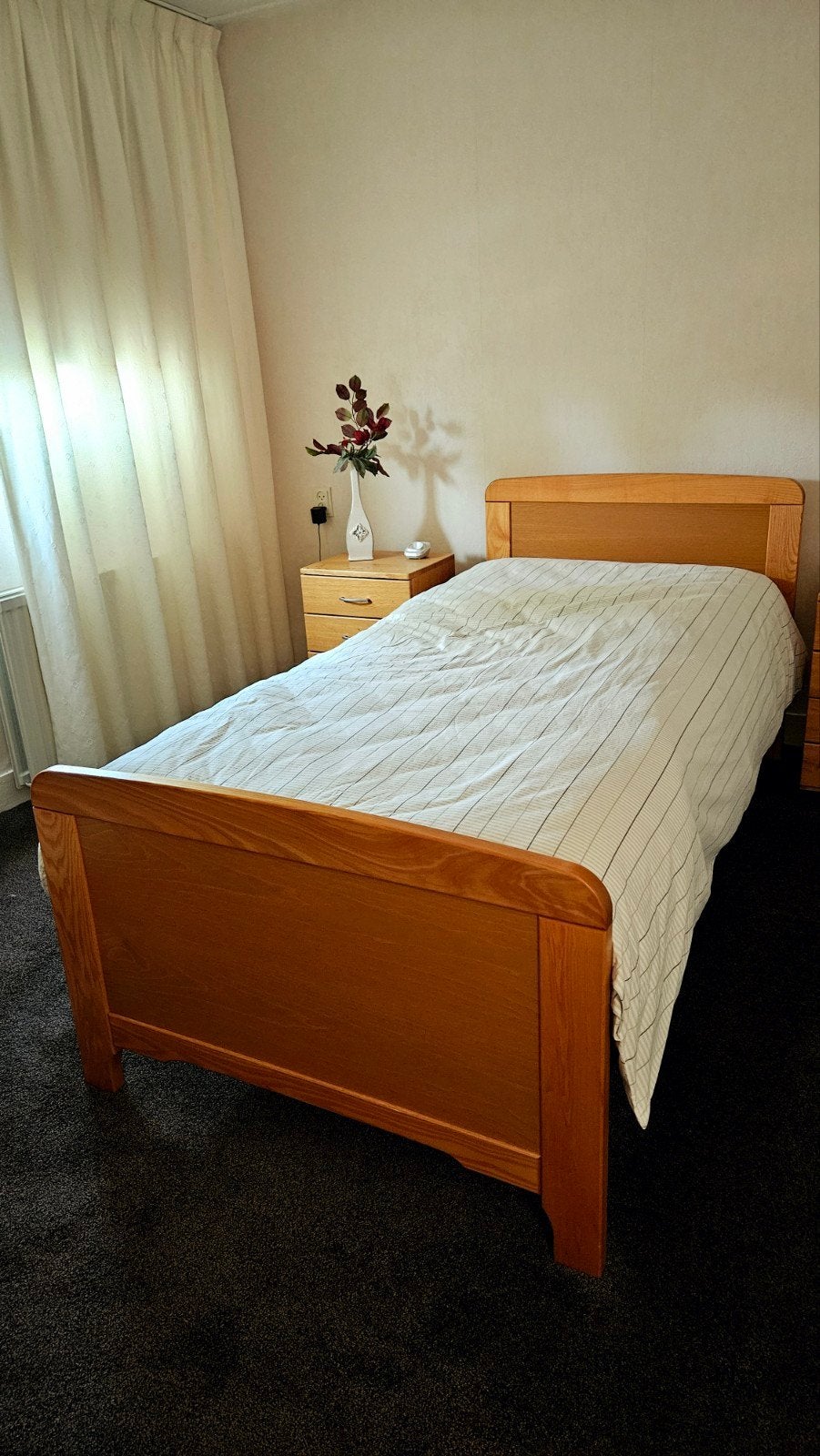 2 x 1 persoons seniorenbed incl. matras en 1 nachtkastje, Ophalen, 90 cm, Eenpersoons, Bruin