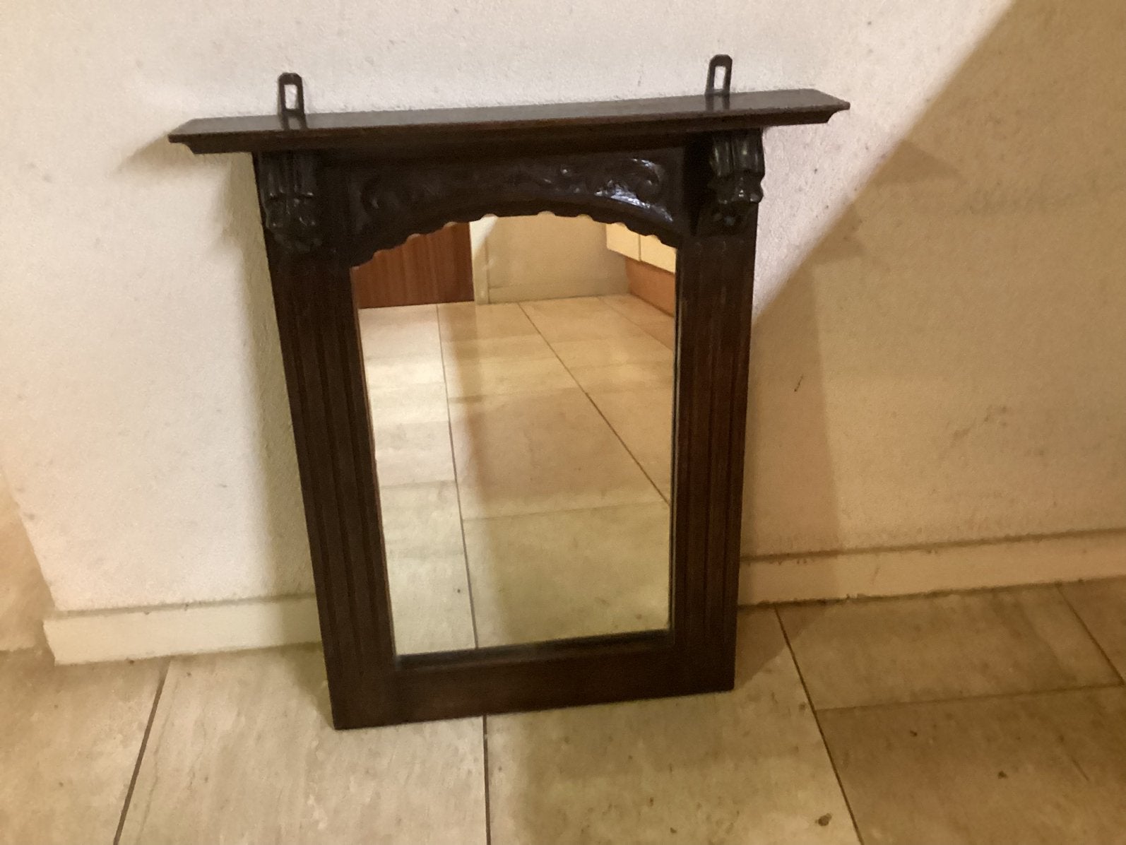 Antieke Spiegel. Houtsnijwerk Lijst met Bovenzijde een Schap, Ophalen of Verzenden, Rechthoekig