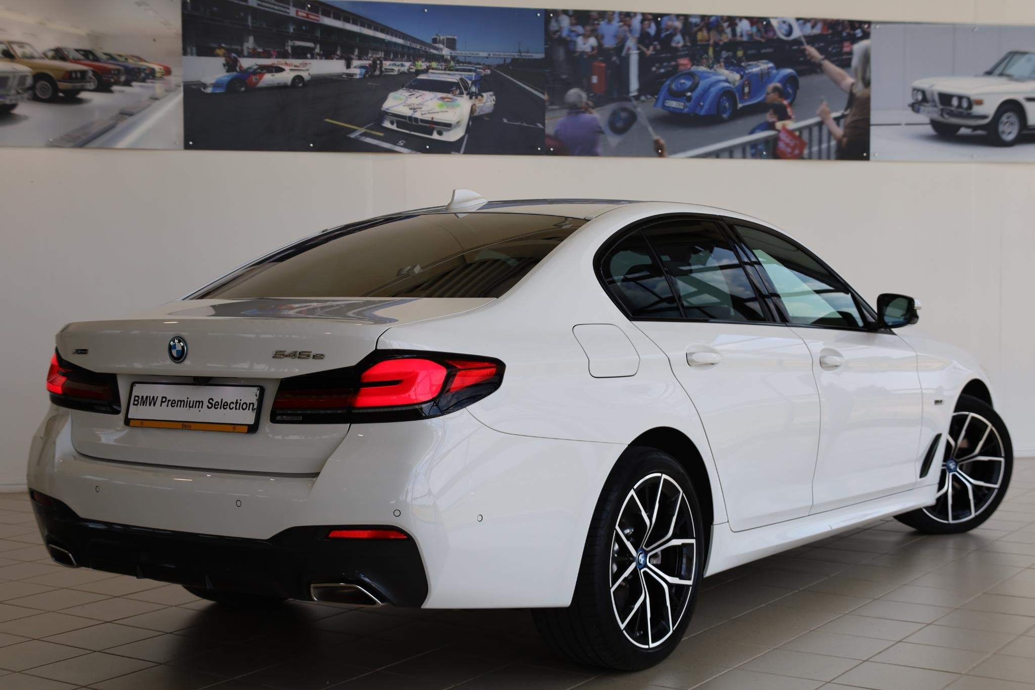 BMW 5 Serie Sedan 545e xDrive High Executive | M Sportpakket, Auto's, Stof, Gebruikt, 394 pk, Plug-in hybride