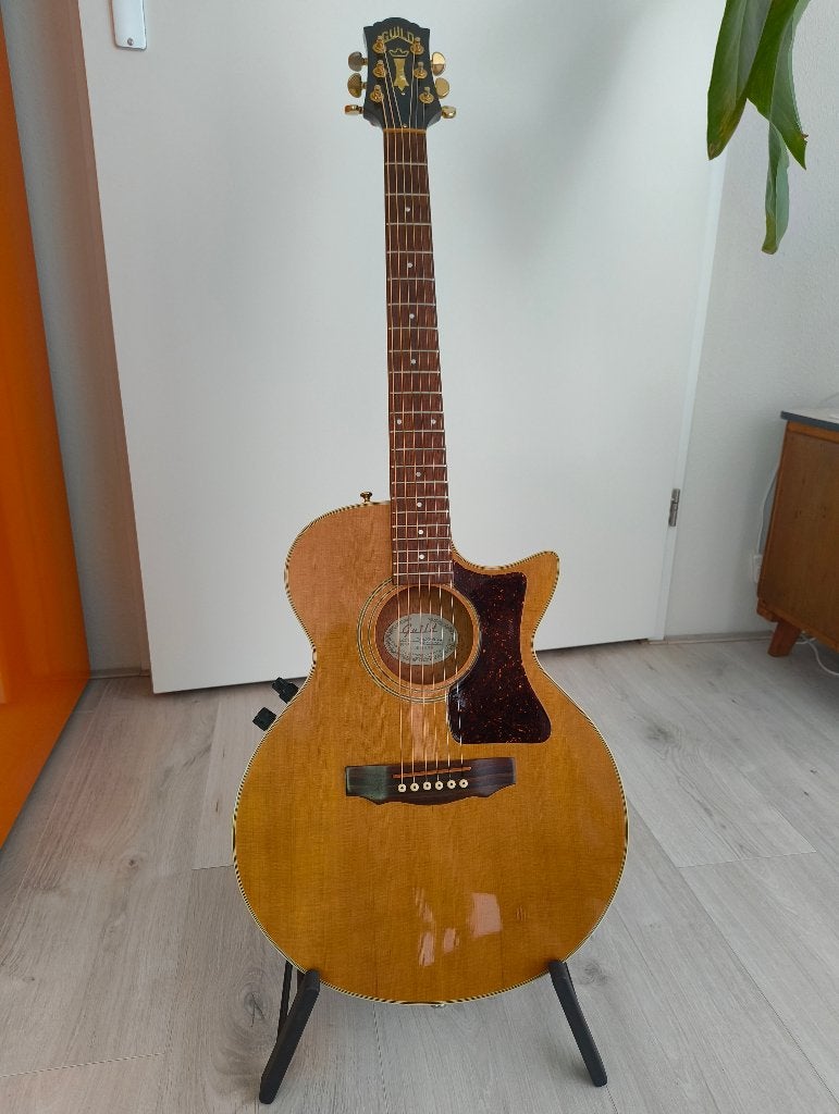 Foto 3 van Guild Songbird gitaar met case