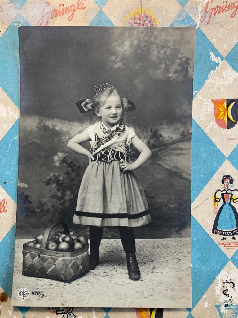 6-6-1908 Meisje met mandje appels (II), Ophalen of Verzenden, Voor 1920, Gelopen, Kinderen