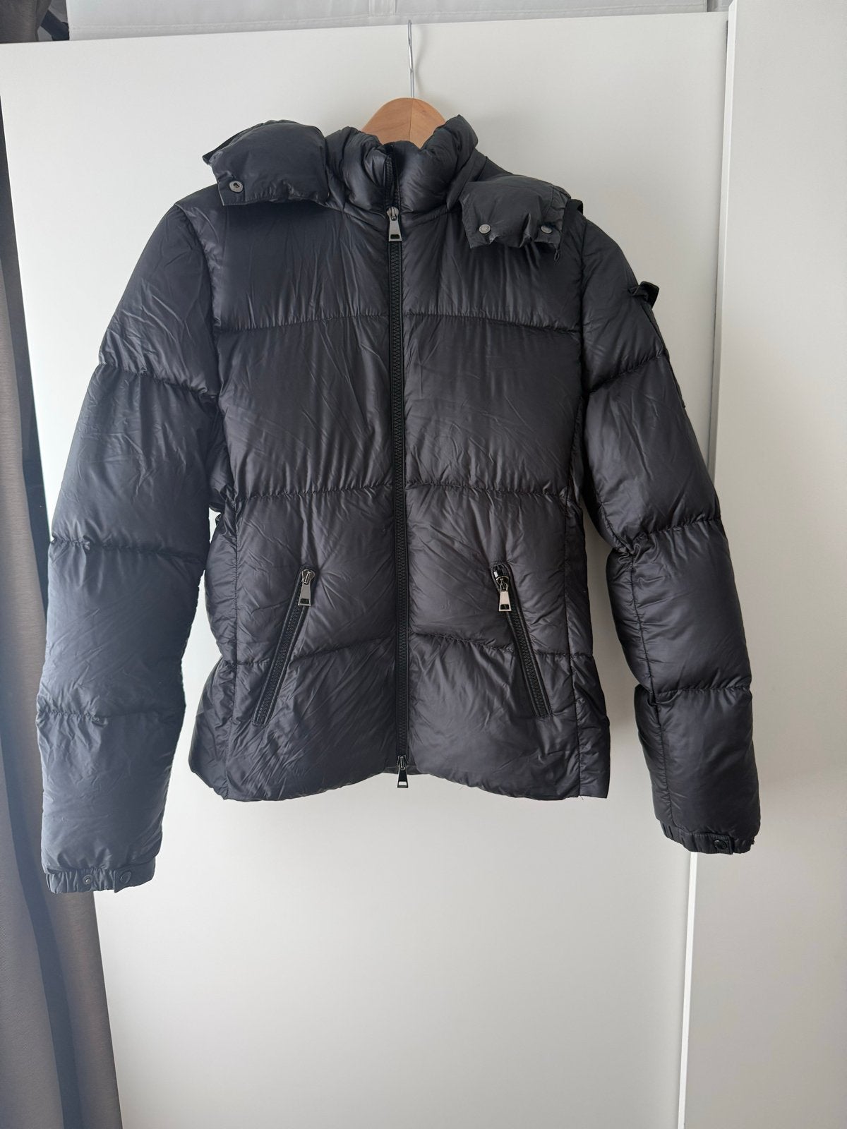 Moncler donsjas – Donkerblauw – Maat 1(S), Ophalen of Verzenden, Zo goed als nieuw, Maat 42/44 (L), Zwart