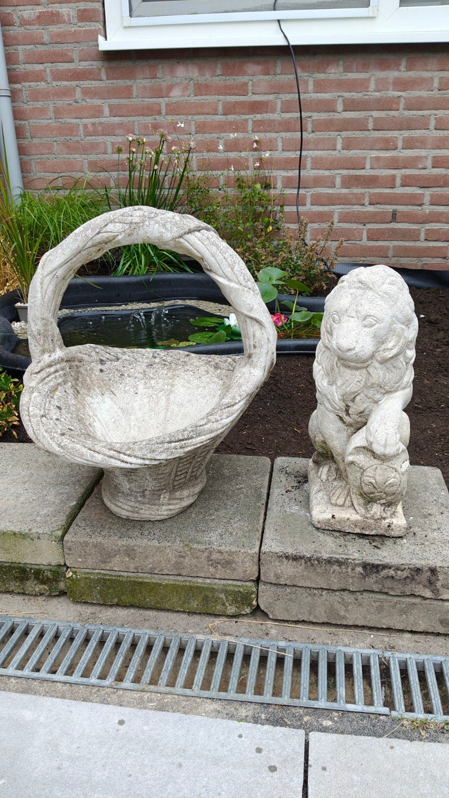 Stenen tuinbeeld: Leeuw en bloemenmand, Tuin en Terras, Tuinbeelden, Ophalen, Gebruikt, Steen, Dierenbeeld