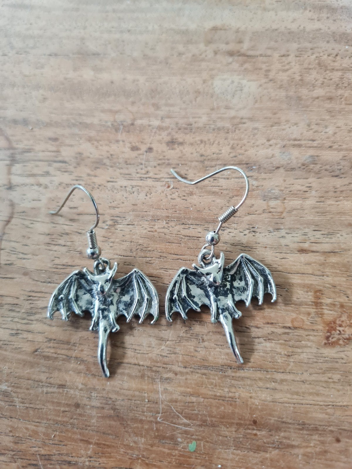 Vleermuis oorbellen - Zilverkleurig, Sieraden, Tassen en Uiterlijk, Overige materialen, Hangers, Ophalen of Verzenden, Zo goed als nieuw