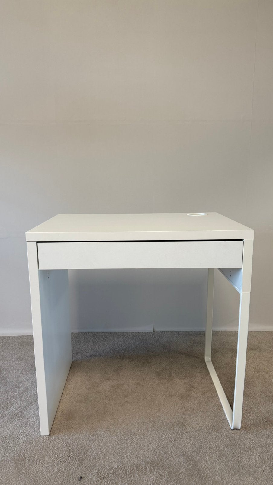 Bureau Micke (IKEA), Huis en Inrichting, Bureaus, Ophalen, Zo goed als nieuw