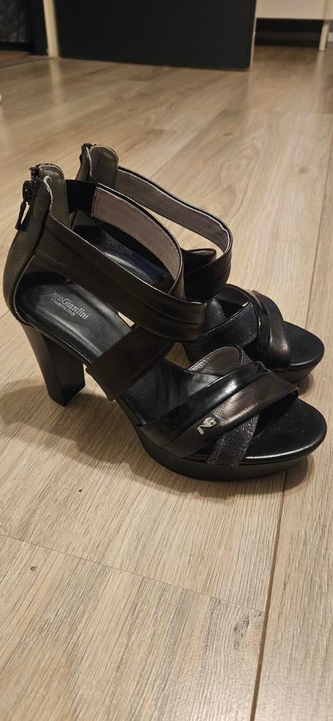 Zwarte open schoenen van Nero Giardini, Kleding | Dames, Schoenen, Zwart, Ophalen of Verzenden, Zo goed als nieuw, Schoenen met hoge hakken
