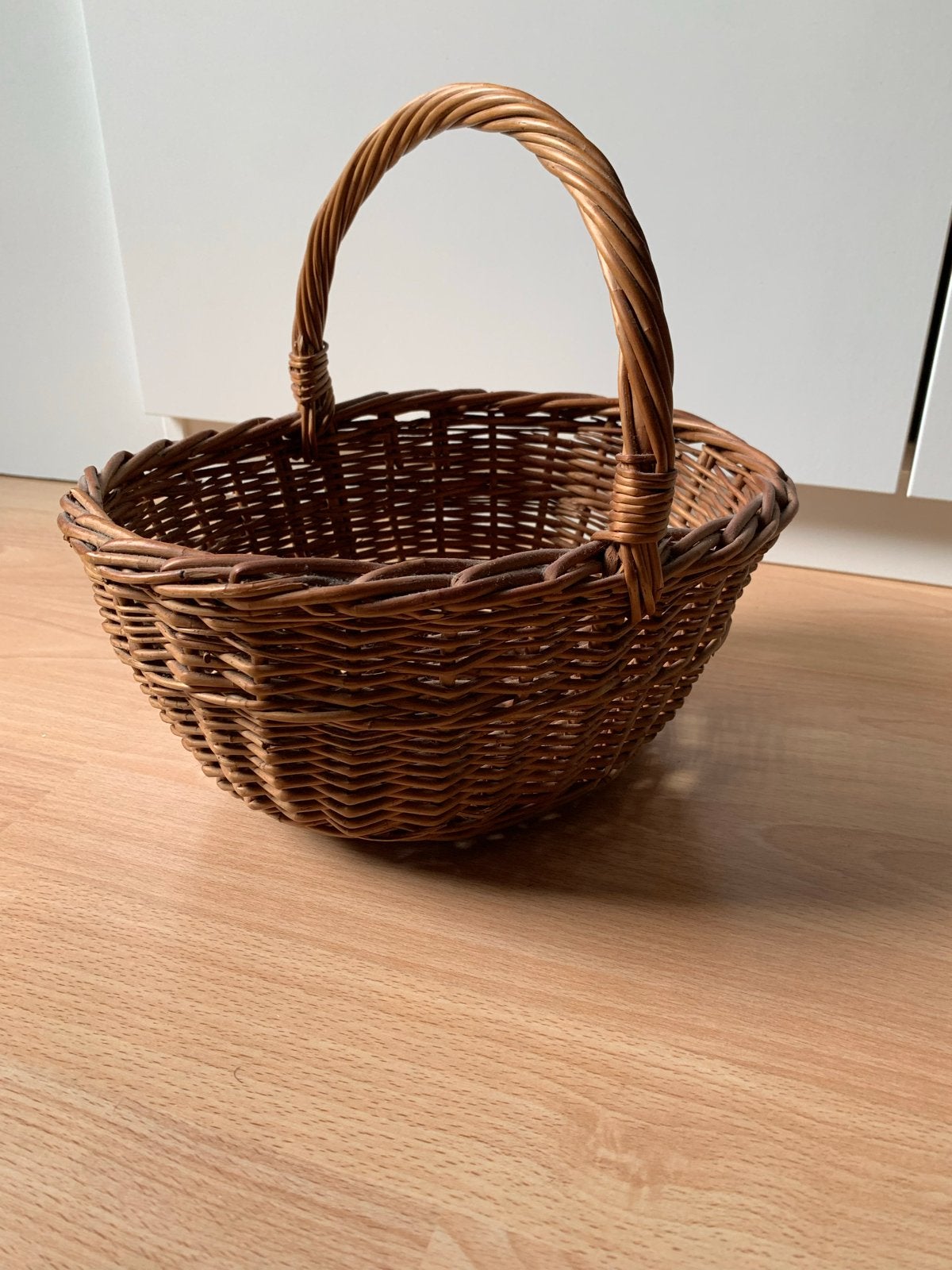 Mooie rieten mand met handvat - 29x22x26cm / wicker basket, Gevlochten, Mand, Ophalen of Verzenden, Zo goed als nieuw