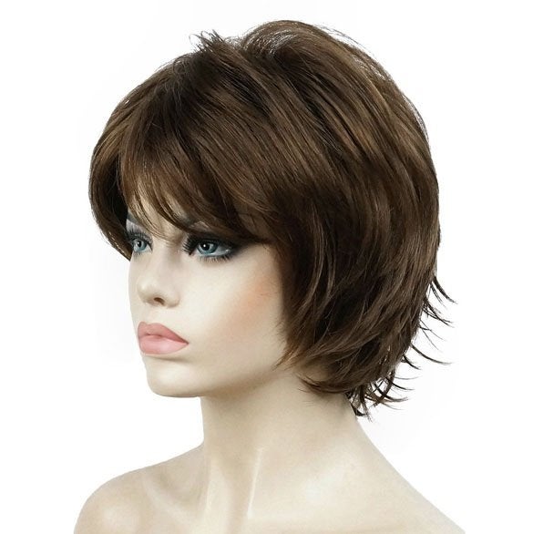Moderne pruik kort haar met plukjes kleur 10, Verzenden, Nieuw, Pruik of Haarverlenging