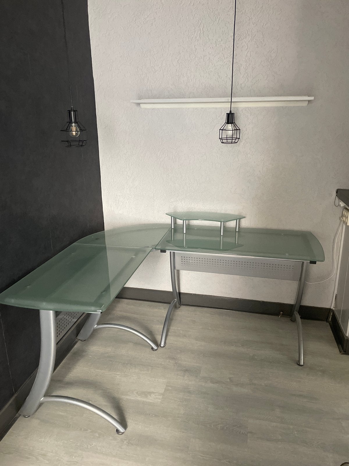 Glazen Hoekbureau met Monitorstandaard - 1.40m x 1.60m, Huis en Inrichting, Bureaus, Ophalen, Gebruikt, Hoekbureau, Met monitorsteun