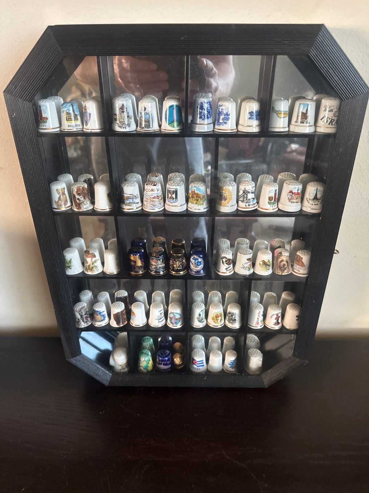 Verzamelvitrine met vingerhoeden - Diverse landen, Ophalen, Gebruikt, Overige materialen, Nederland