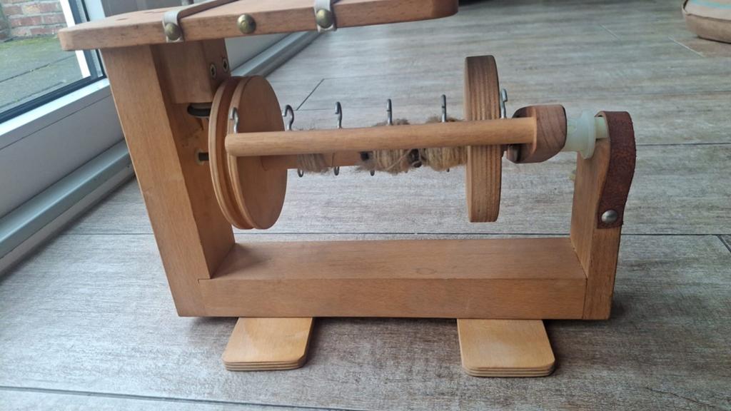 Compact houten spinnewiel - Ideaal voor beginners, Ophalen of Verzenden, Zo goed als nieuw, Spinnewiel
